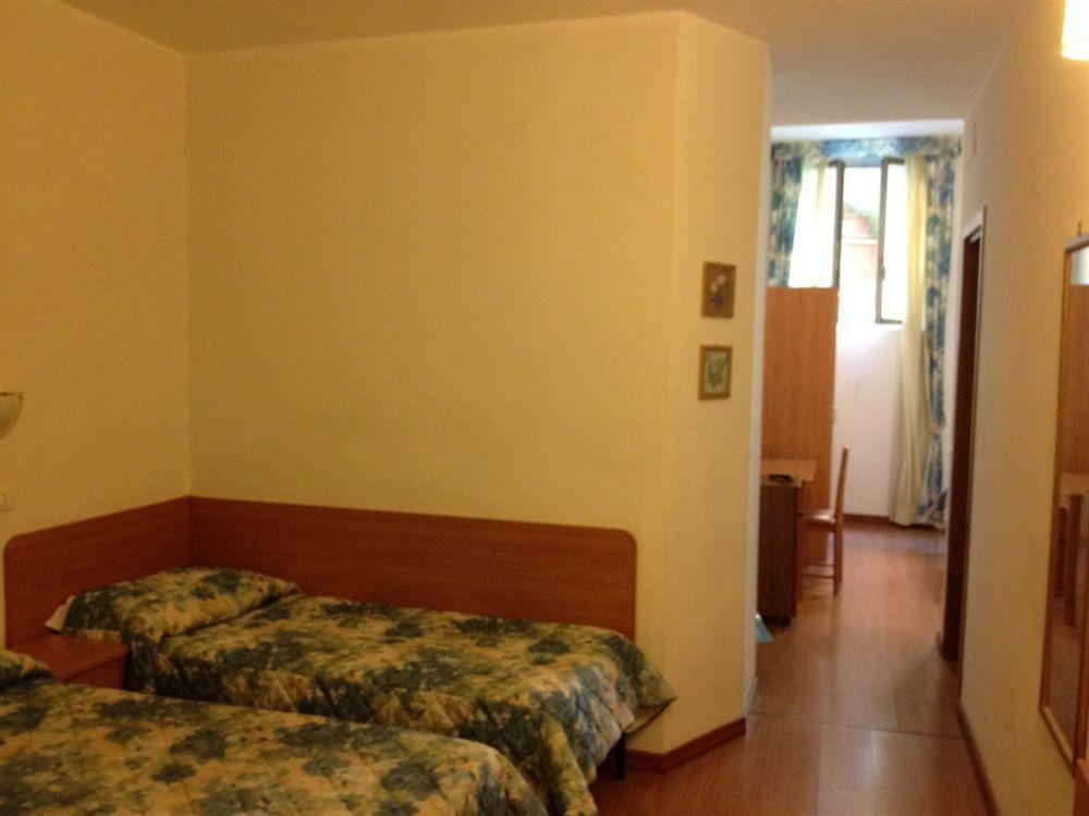 Hotel Tirreno Roma Quarto foto
