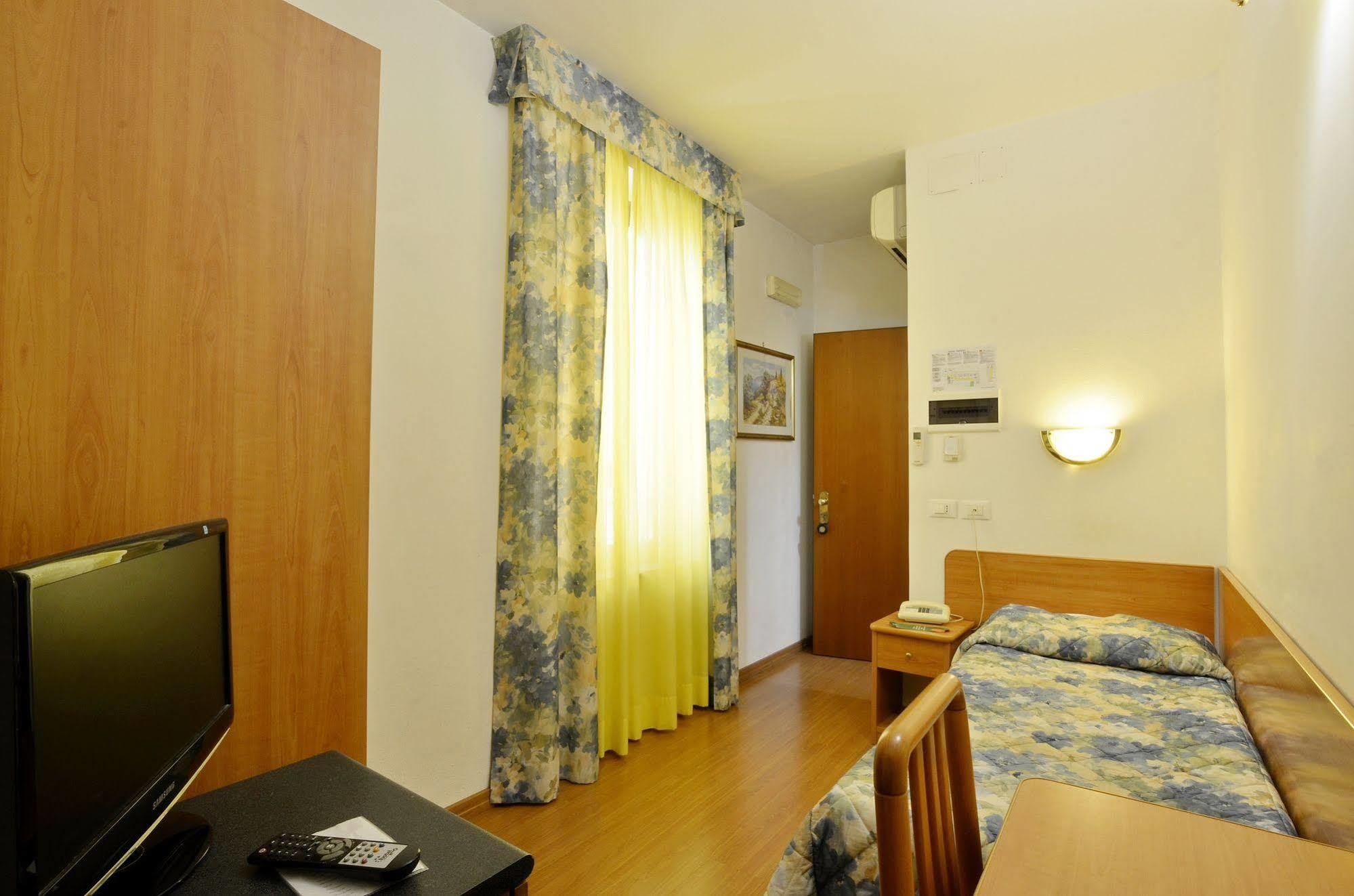 Hotel Tirreno Roma Exterior foto